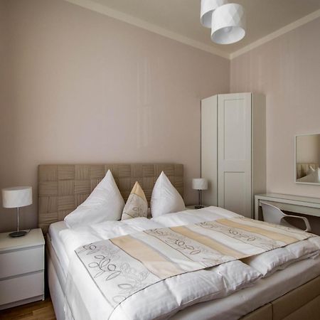 Bourgeois Apartment In Cultural Heritage Building By Ruterra Praha Exteriér fotografie