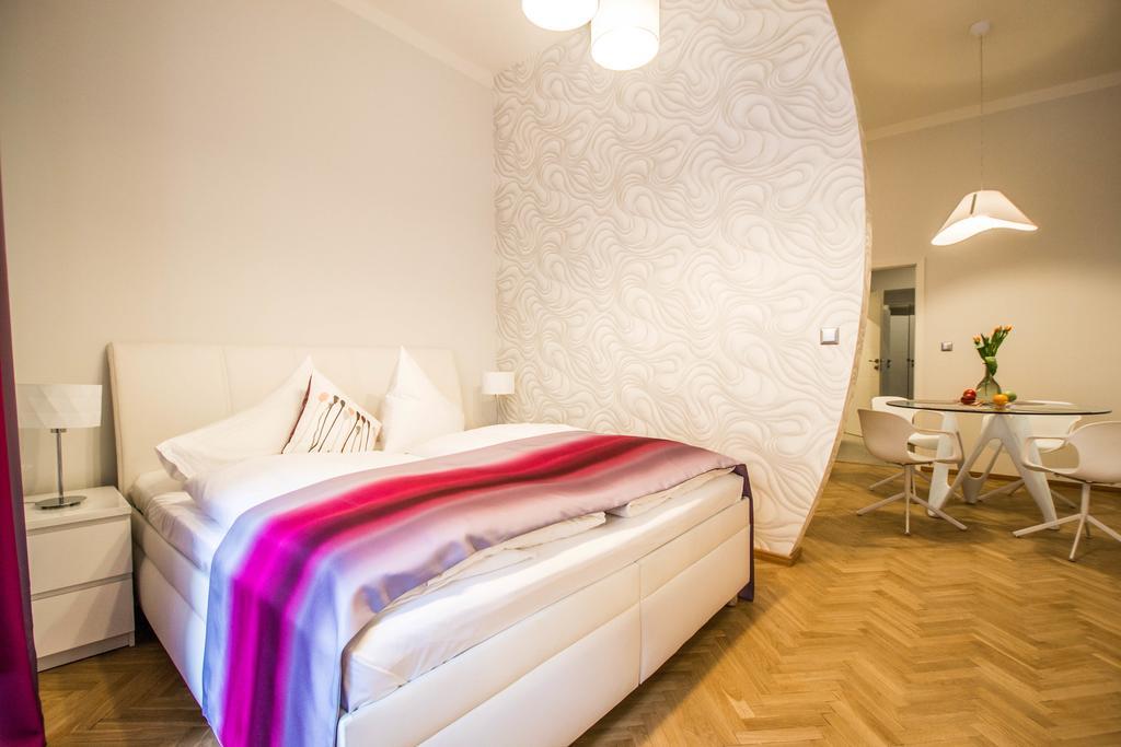 Bourgeois Apartment In Cultural Heritage Building By Ruterra Praha Exteriér fotografie