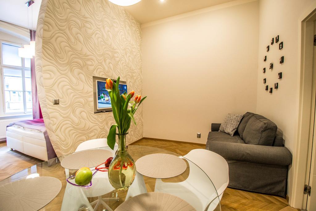 Bourgeois Apartment In Cultural Heritage Building By Ruterra Praha Exteriér fotografie