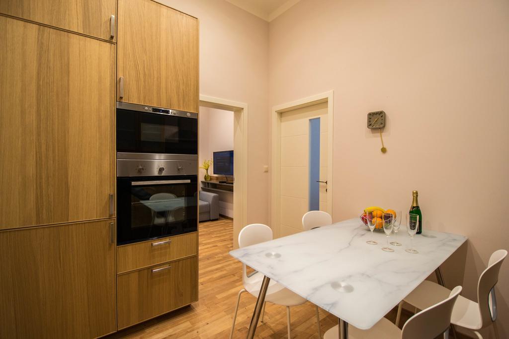 Bourgeois Apartment In Cultural Heritage Building By Ruterra Praha Exteriér fotografie