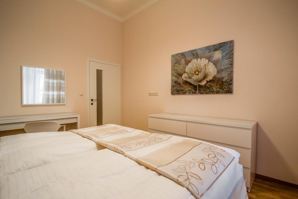 Bourgeois Apartment In Cultural Heritage Building By Ruterra Praha Exteriér fotografie