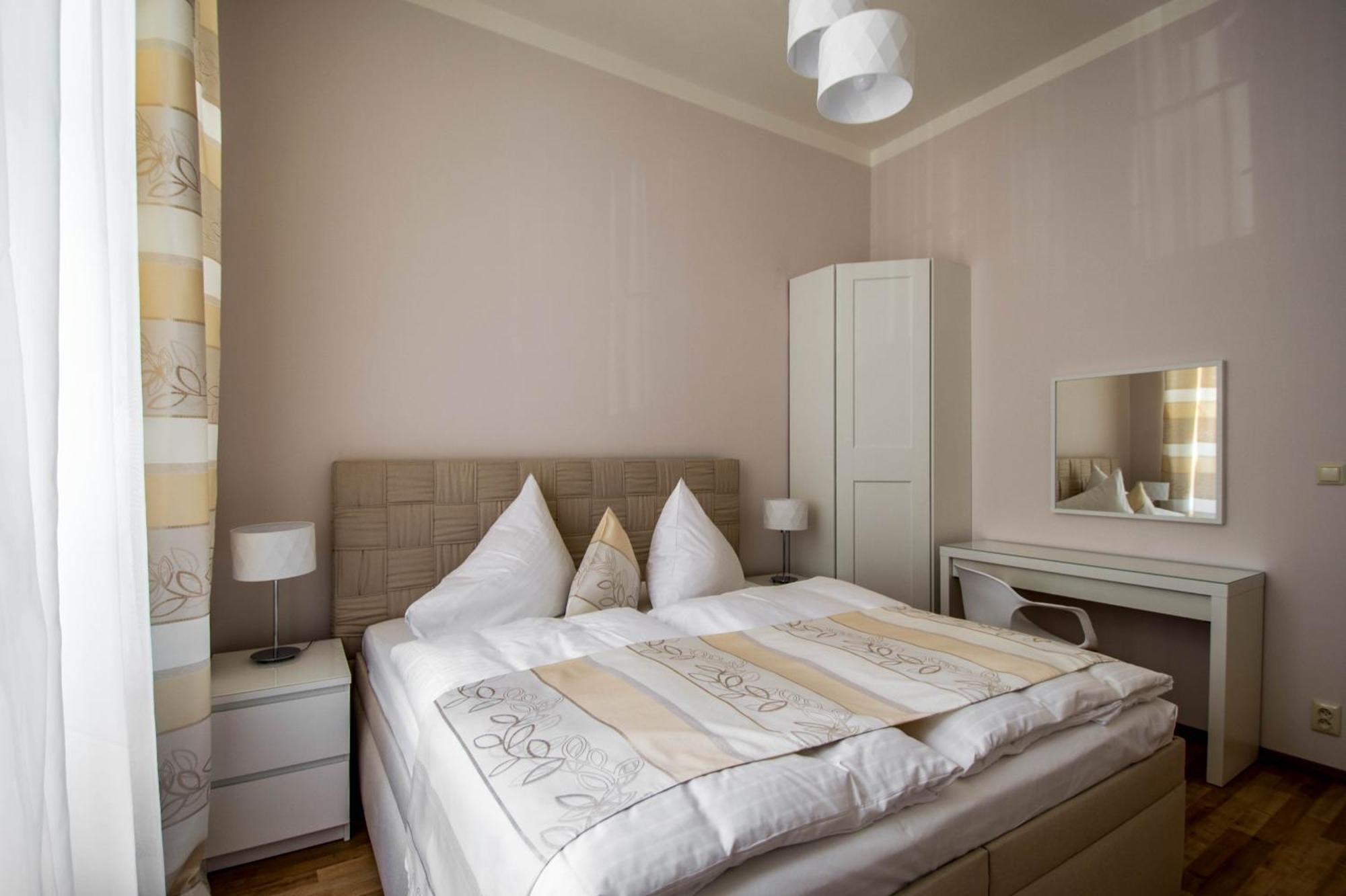 Bourgeois Apartment In Cultural Heritage Building By Ruterra Praha Exteriér fotografie