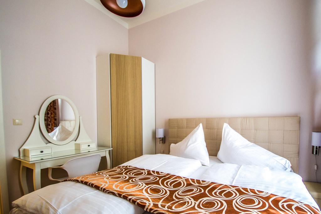 Bourgeois Apartment In Cultural Heritage Building By Ruterra Praha Exteriér fotografie