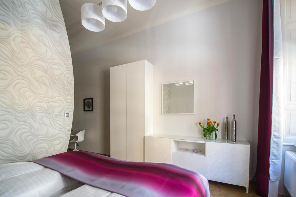 Bourgeois Apartment In Cultural Heritage Building By Ruterra Praha Exteriér fotografie